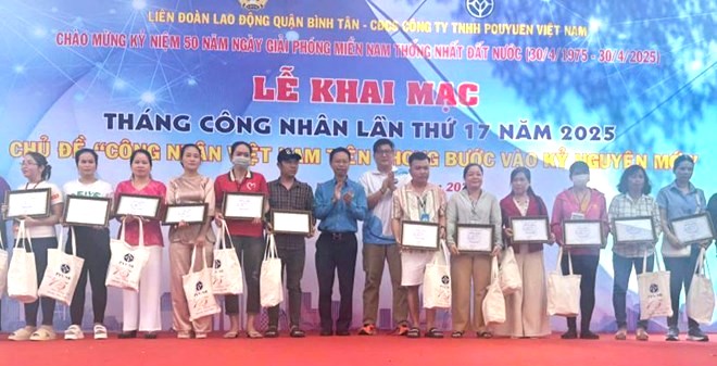 The Trade Union of PouYuen Vietnam Company advised the Company's Board of Directors to award 12,891 gold logos to workers who have worked for the company for 15 years or more. Photo: Duc Long