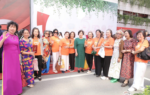 Cuu sinh vien Khoa 12, Truong Dai hoc Ngoai thuong ve tham truong nhan Le ki niem 65 nam thanh lap. Anh: Van Trang