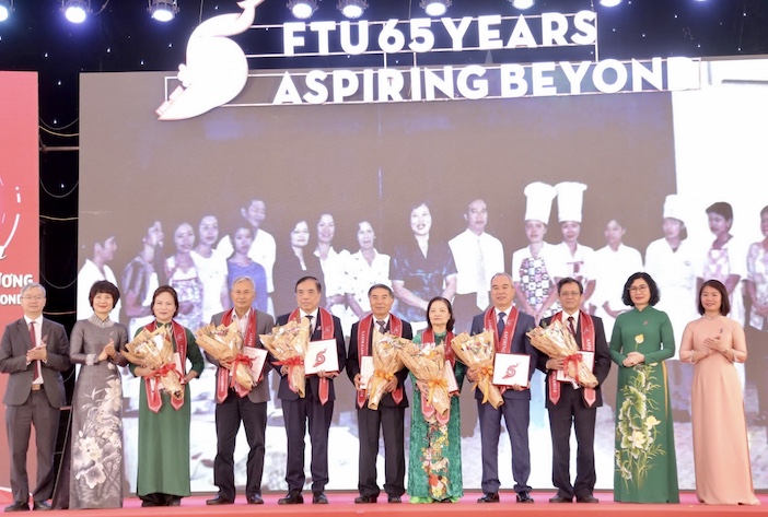 Tap the lanh dao Truong dai hoc Ngoai thuong tri an cac the he nguyen lanh dao nha truong. Anh: Van Trang