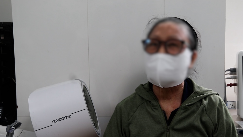 Ba Do Thi Huong (73 tuoi, Quang Ninh) song chung voi can benh phoi tac nghen man tinh (COPD) gan 50 nam. Anh: My Linh