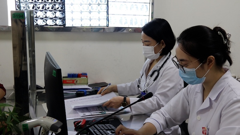 The number of patients coming to the Central Lung Hospital for examination and treatment of respiratory diseases has increased sharply. Photo: My Linh