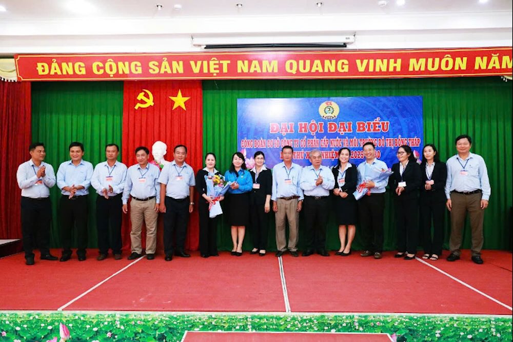 Ban Chap hanh Cong doan co so khoa XIII ra mat Dai hoi. Anh: Luu Hung. 