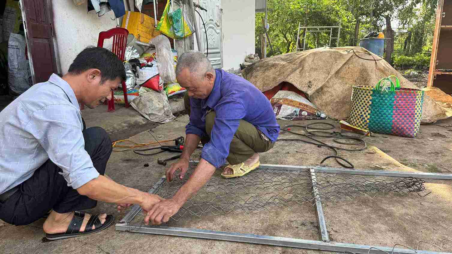 The village elders and prestigious people in Ea Wer commune are the bridge, helping people send their wishes to convey to all levels of government to improve the lives of ethnic minorities. Photo: Bao Lam