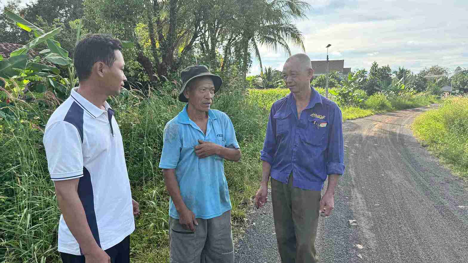 Ong Tran Van Cau thuong xuyen tro chuyen voi nguoi dan dia phuong, dong vien ba con chap hanh chu truong, duong loi cua Dang va Nha nuoc. Anh: Bao Lam