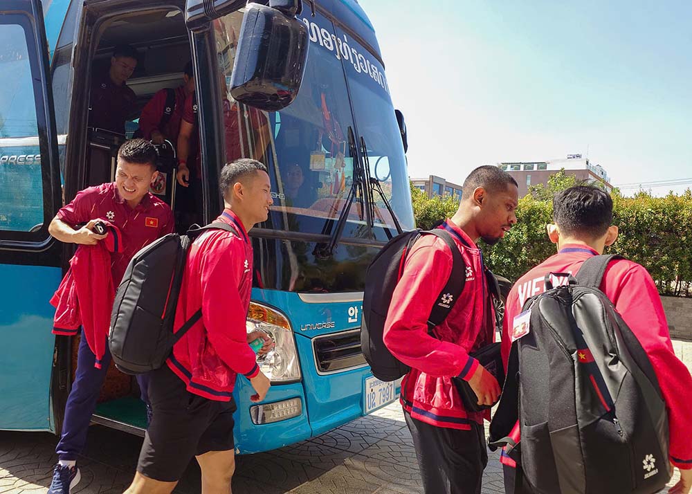 Cac cau thu nhanh chong di chuyen ve noi nghi ngoi. Anh: VFF