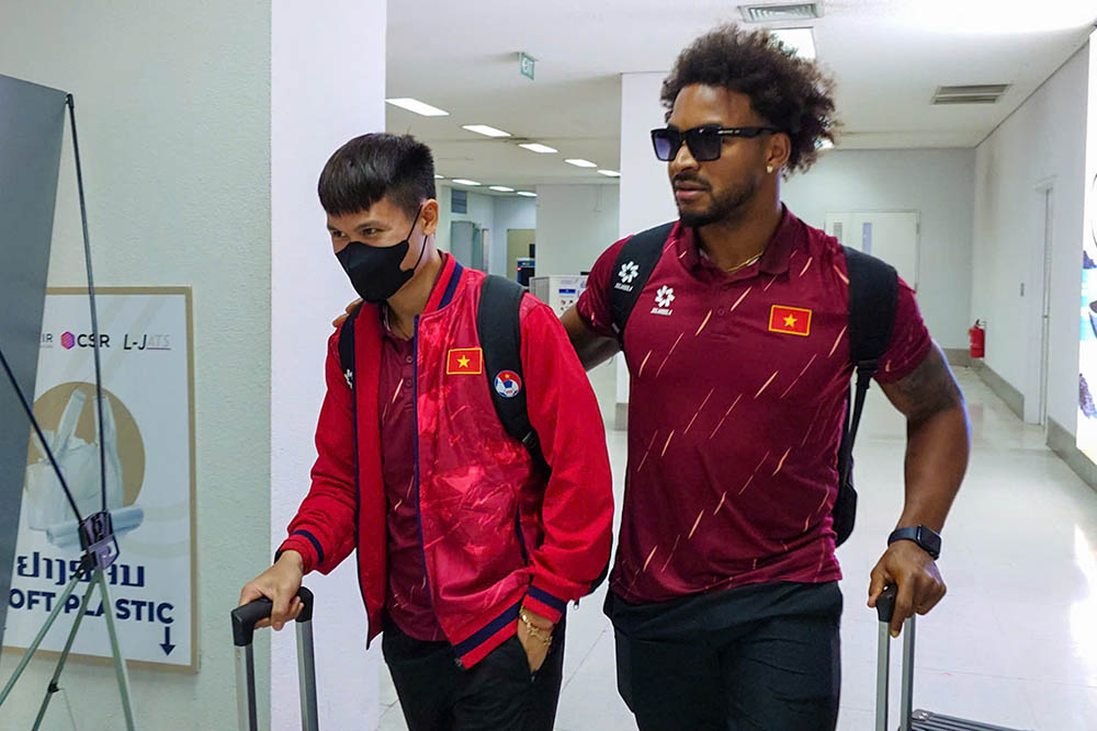 スアン・ソン選手（右）とベトナム代表選手がラオスに滞在していた。写真：VFF