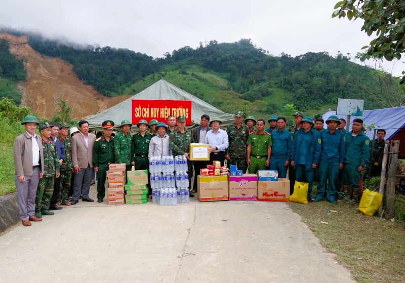 Lanh dao Da Nang dong vien luc luong cuu ho va nguoi dan vung sat lo. Anh: Cong thong tin Da Nang