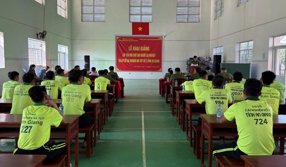 Opening a literacy class for people on drug addiction treatment. Photo: Tien Dung