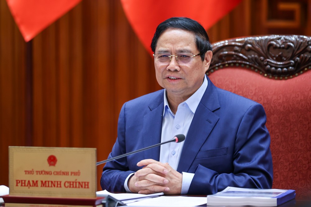 政治局員のファム・ミン・チン首相は、首都ハノイの紅河景観大通りとオリンピック・スポーツ都市エリアの計画プロジェクトを検討する常任政府会議の議長を務めた。写真：VGP/ニャットバック