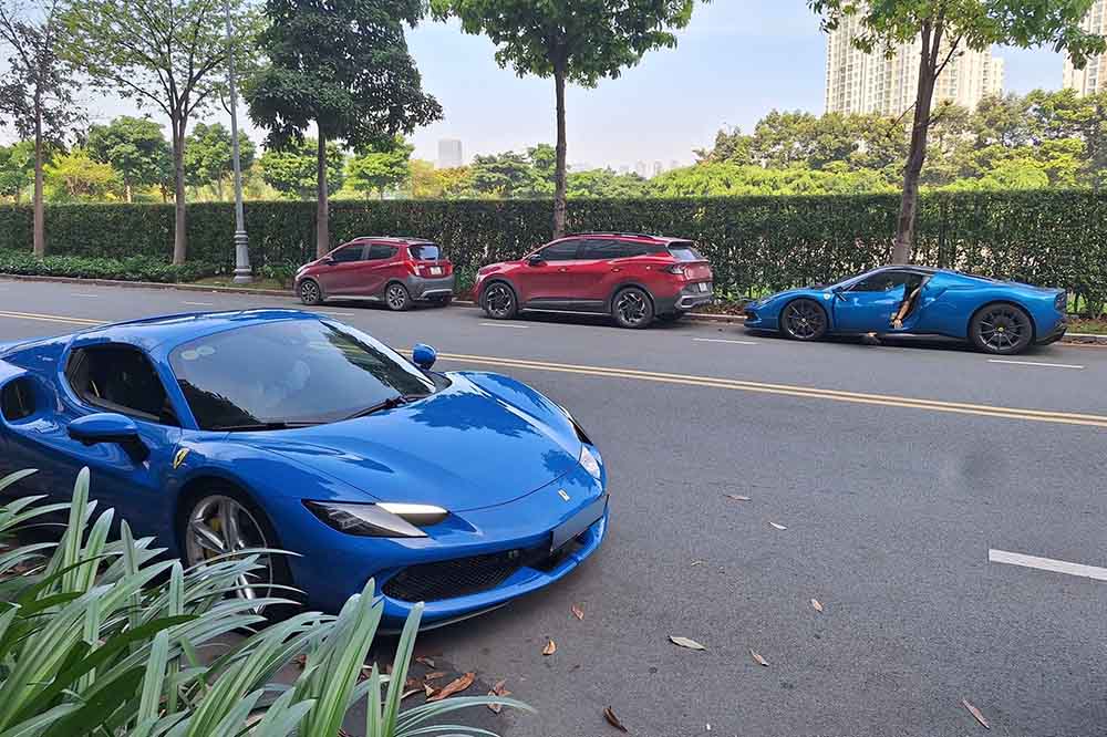Dos Ferrari 296 GTS azules aparecieron juntos en una carretera en Ciudad Ho Chi Minh. Foto: Phu Gia