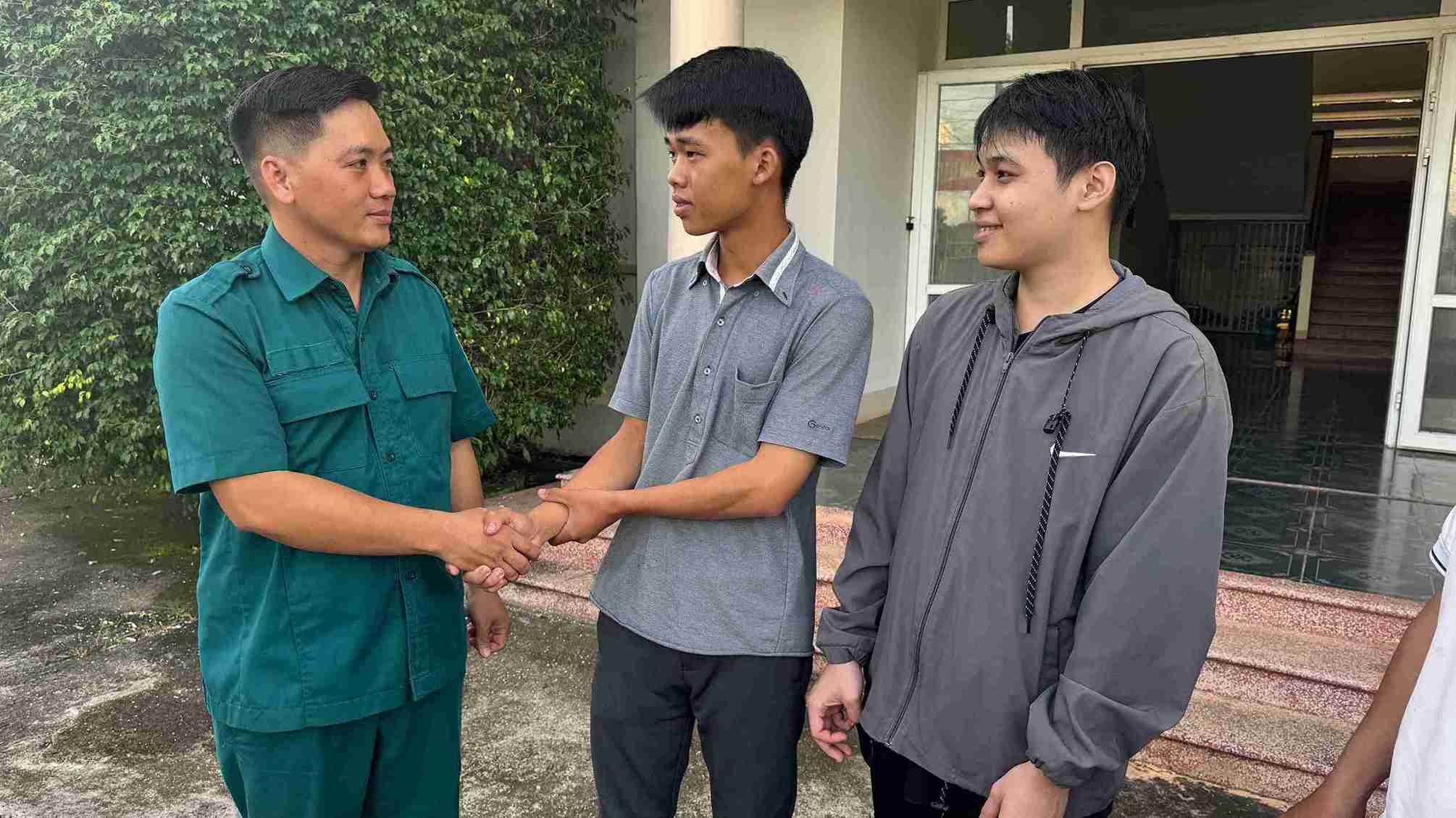 Ban Chi huy Quan su xa Ea Wer cung nguoi uy tin van dong cac hoc sinh den tuoi thuc hien nghia vu quan su. Anh: Bao Lam