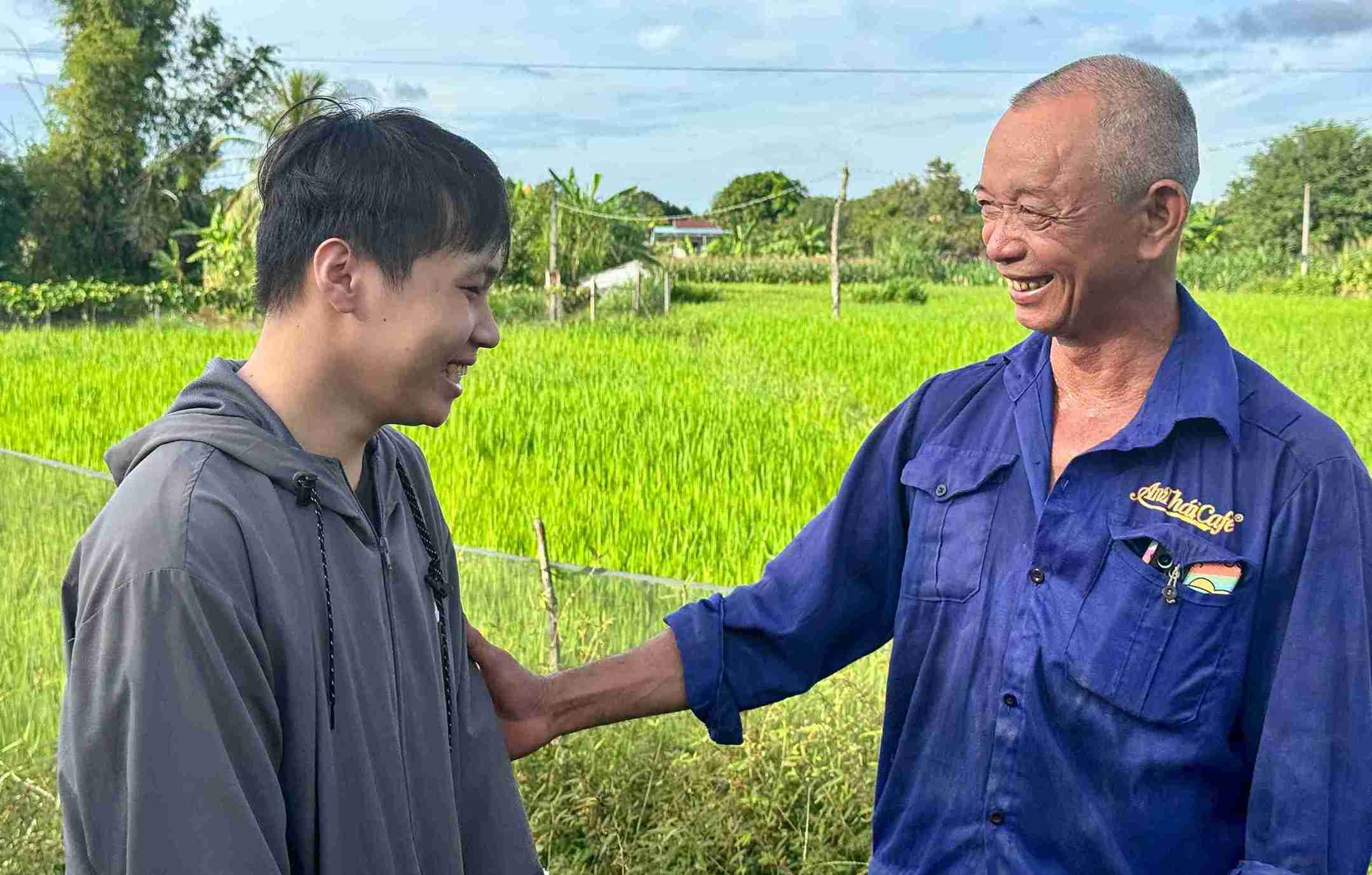 Ong Tran Van Cau da den nha em Vu Hoang Son nen van dong gia dinh dong y cho con em tham gia Nghia vu quan su. Anh: Bao Lam