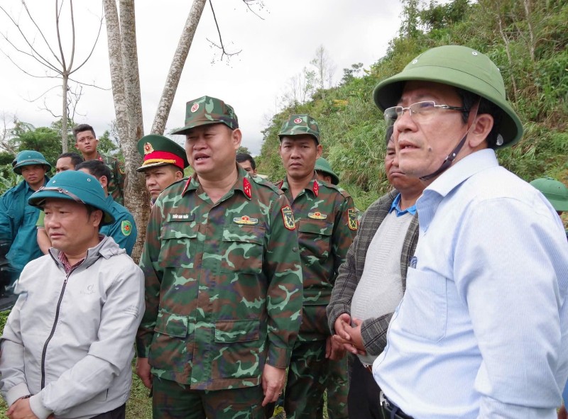 Lanh dao TP Da Nang truc tiep kiem tra hien truong sat lo, chi dao tim kiem nguoi mat tich. Anh: Cong thong tin Da Nang