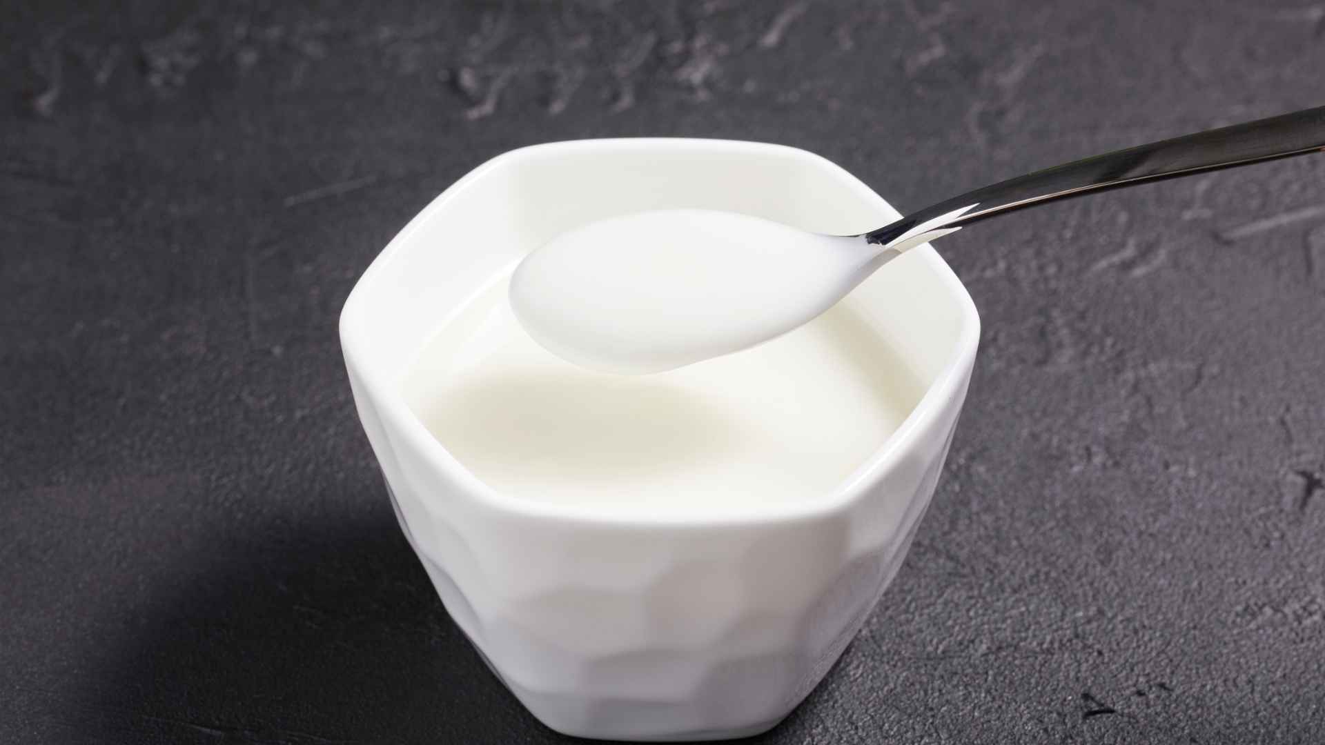 無糖ヨーグルトには、健康と血糖値に良いオメガ 3 が豊富な種子を混ぜることができます。写真: ミン・チャン