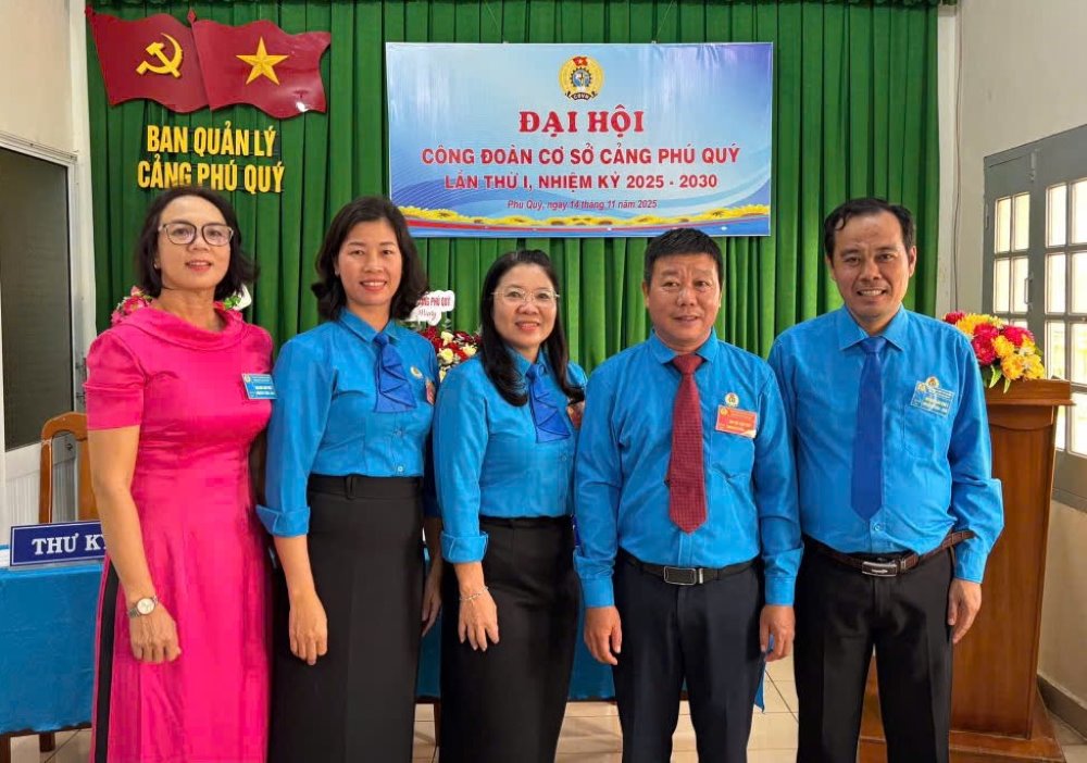 Ong Nguyen Thien Tam - Chu tich Cong doan Dac khu Phu Quy (ngoai cung ben phai) chuc mung Ban chap hanh Cong doan co so Cang Phu Quy, nhiem ki 2025 - 2030. Anh: Pham Duy