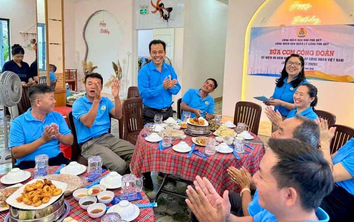 Bua com Cong doan do Cong doan co so Cang Phu Quy to chuc. Anh: Pham Duy