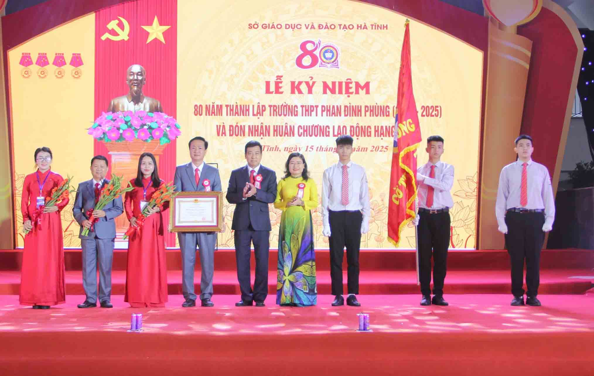Phan Dinh Phung High School received the First Class Labor Medal. Photo: Tran Tuan.