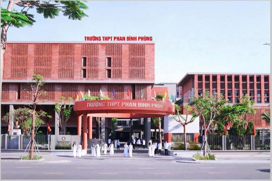 Truong THPT Phan Dinh Phung. Anh: Ha Phan.