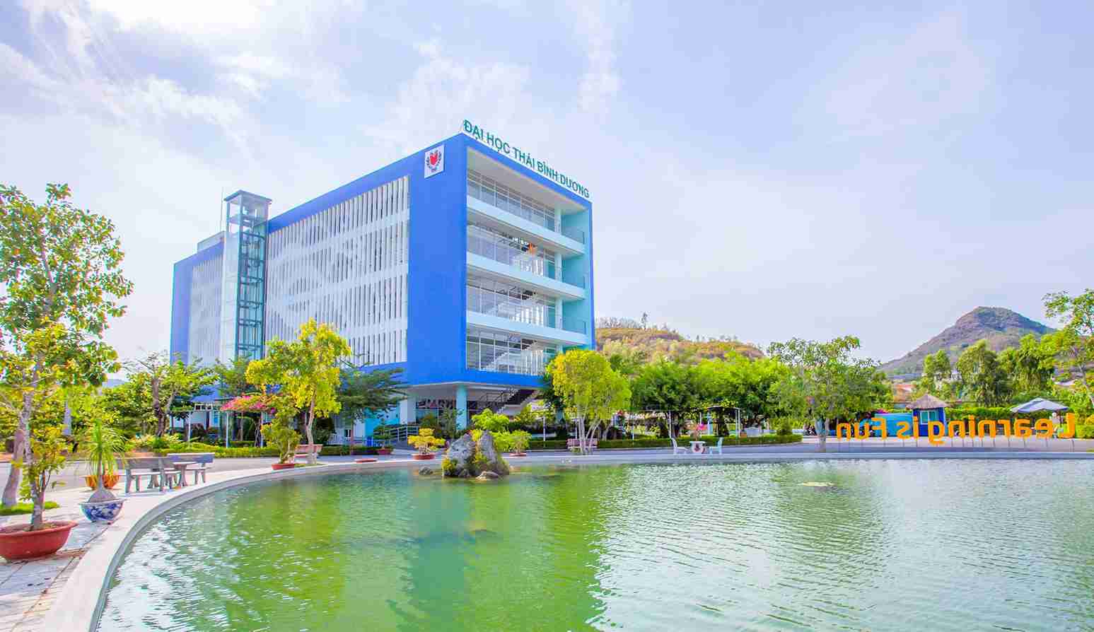 Pacific University in Khanh Hoa has just called for no flowers on Vietnamese Teachers' Day, November 20. Photo: Huu Long