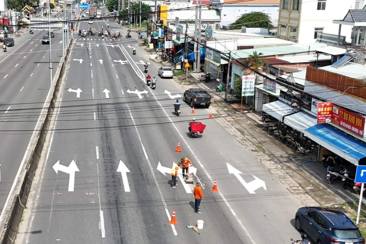 Cong nhan dang son ke lai huong dan o cac lan duong tai gan giao lo tren Quoc lo 51. Anh: Nguyen Hung