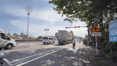 Un vehicule se deplaçant de maniere incorrecte sur la voie d'intersection sur la route nationale 51. Photo : Thanh An