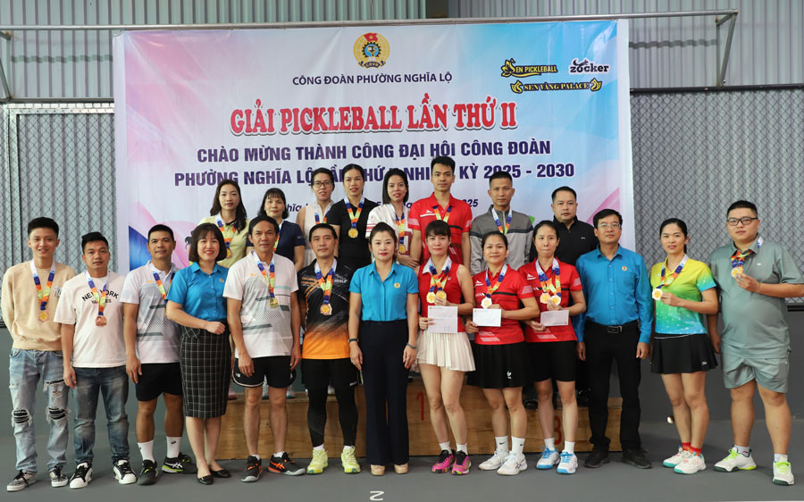 Lanh dao Cong doan phuong Nghia Lo trao giai cho cac van dong vien xuat sac. Anh: Bao Nguyen