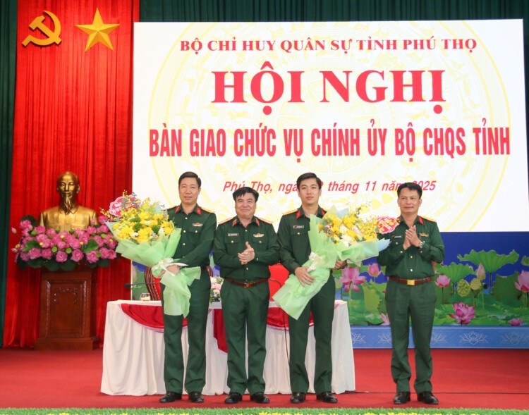 Trung tuong quan doi Pham Duc Duyen (thu 2 ben trai) chuc mung Dai ta Do Duy Chinh va Thuong ta Luong Hoang Giang. Anh: Viet Ha