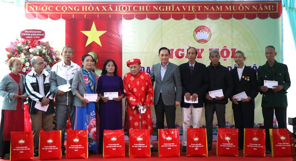 Bi thu Trung uong Dang, Bo truong Bo Ngoai giao Le Hoai Trung trao qua cho nguoi dan kho khan. Anh: Quang An