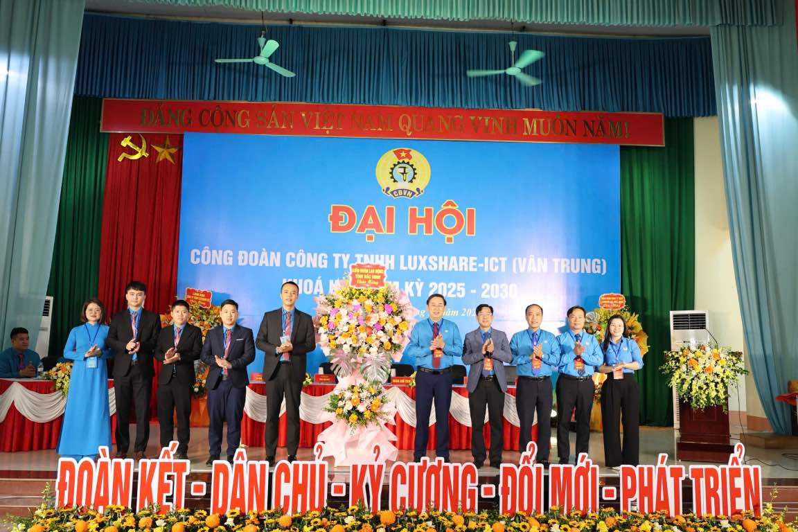 Leaders of the Bac Ninh Provincial Federation of Labor presented flowers to congratulate the congress. Photo: Quyet Chien