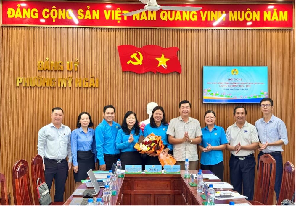Ba Huynh Thi Tuyet Vui - Tinh uy vien, Chu tich LDLD tinh Dong Thap tang hoa chuc mung Ban Chap hanh Cong doan phuong My Tra, nhiem ky 2025 - 2030. Anh: Duc Trung.