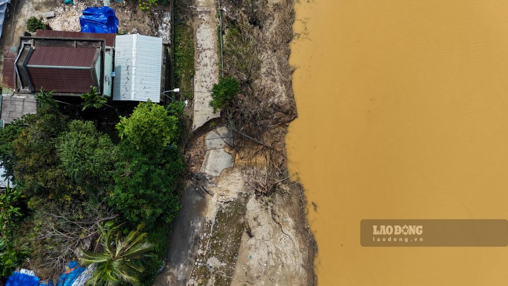 Nhieu diem doc song Huong xay ra sat lo nghiem trong, anh huong den giao thong, doi song cua nguoi dan. Anh: Phuc Dat - Nguyen Luan