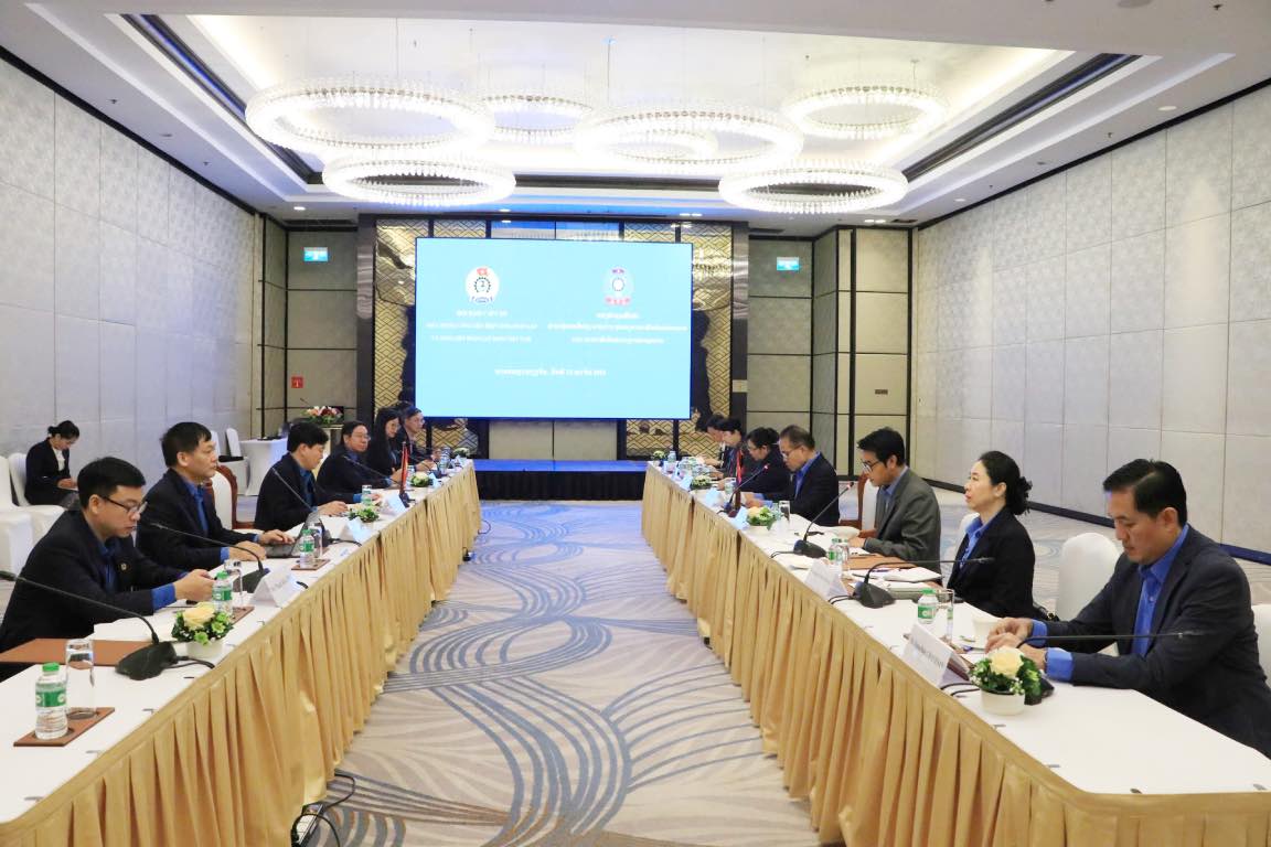 Le vice-president de la Confederation generale du travail du Vietnam Nguyen Xuan Hung s'entretient avec le vice-president central de l'Union syndicale laotienne Vilay Vongkhaseum. Photo : Bich Thuy