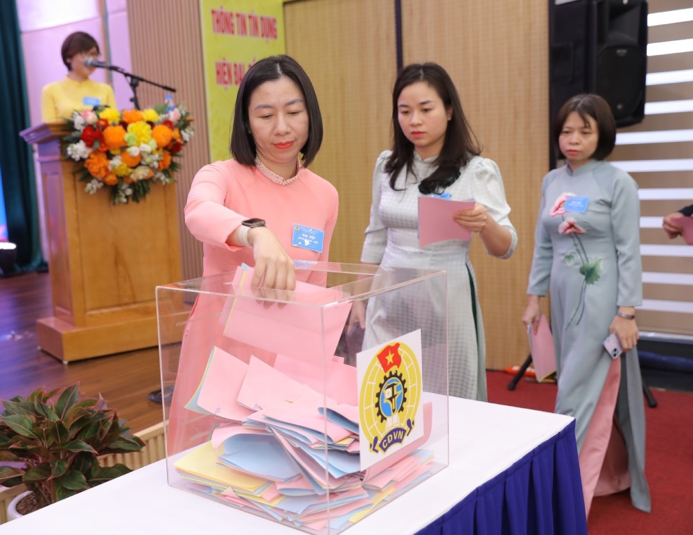Delegates voted to elect the Executive Committee at the Congress of the Trade Union of the National Credit Information Center of Vietnam for the 2025-2030 term. Photo: CIC Trade Union