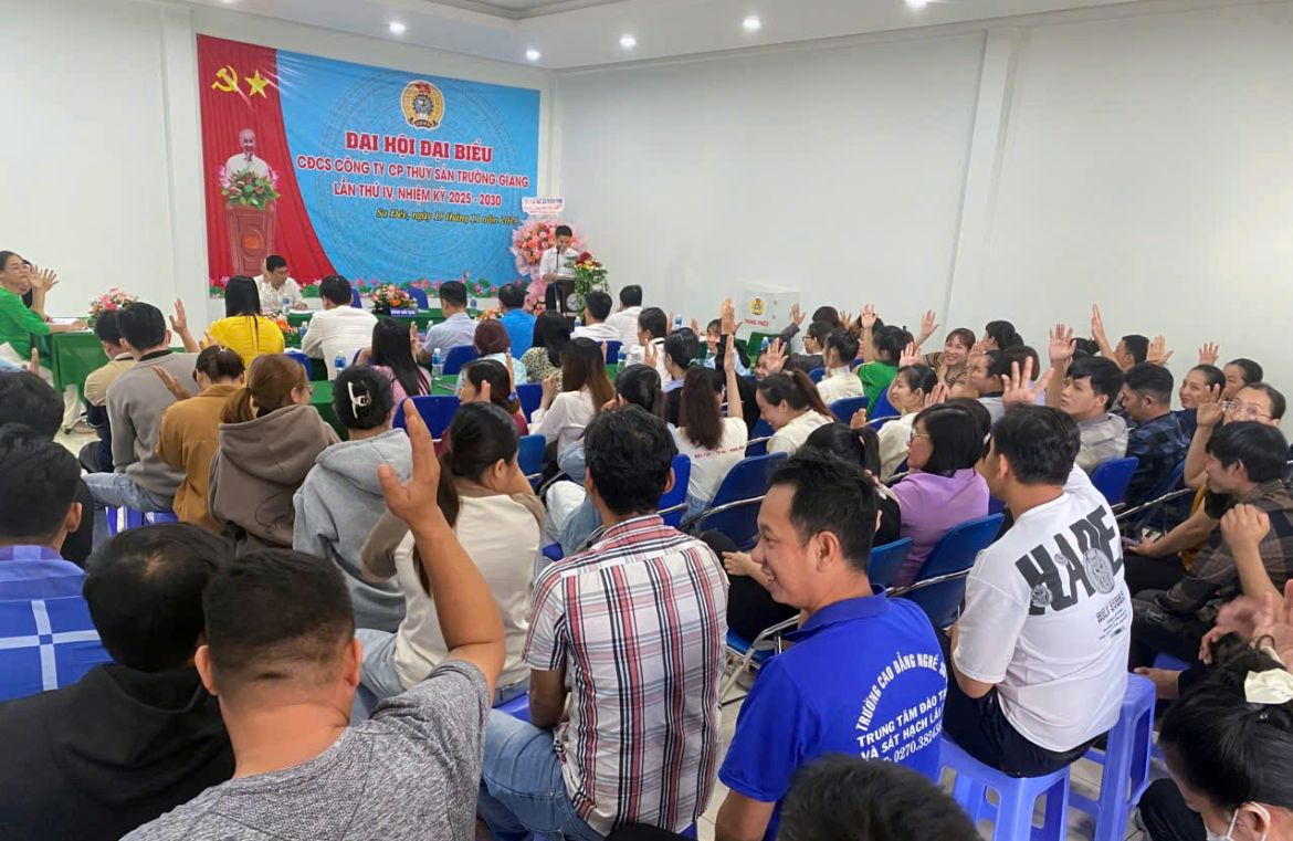 Dai bieu thong nhat bieu quyet cac noi dung quan trong tai Dai hoi. Anh: Thanh Mai