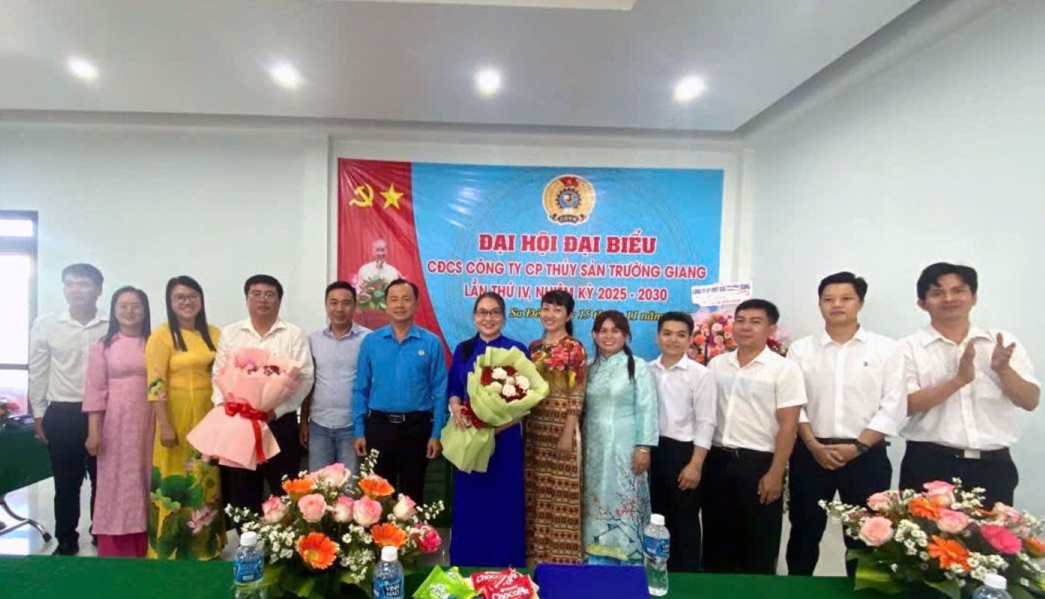 Pho Chu tich Lien doan lao dong tinh Dong Thap Nguyen Thanh Tuan chuc mung Ban chap hanh moi va chuc mung ba Phung Thi Ly Ngoc tiep tuc duoc tin nhiem bau lam Chu tich CDCS Cong ty Co phan thuy san Truong Giang nhiem ky 2025-2030. Anh: Thanh Mai
