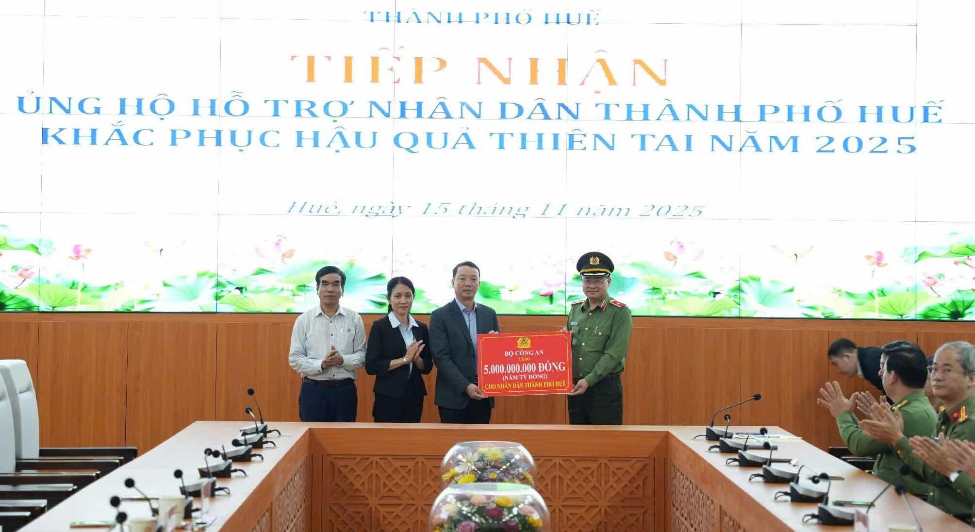 Receiving support from the Ministry of Public Security, 5 billion VND was donated to support the city's people to overcome the consequences of natural disasters in 2025. Photo: Phan Be.