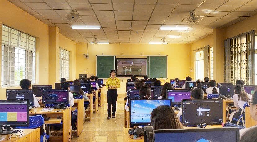 Co My trong gio day tai Truong THPT Bac Lieu, tinh Ca Mau. Anh: Nhan vat cung cap