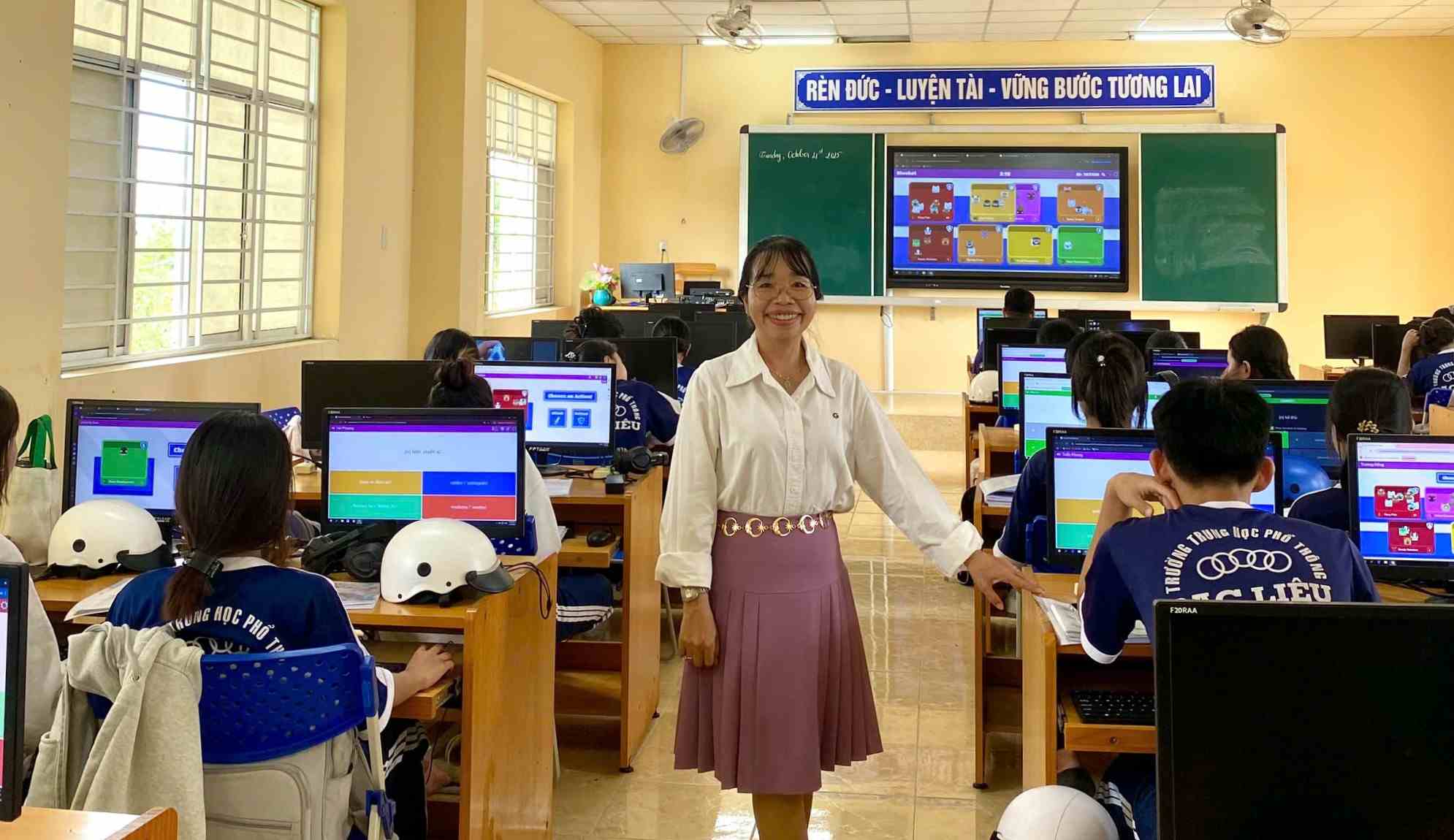 Co My trong gio day tieng Anh tai truong THPT Bac Lieu, tinh Ca Mau. Anh: Nhan vat cung cap.