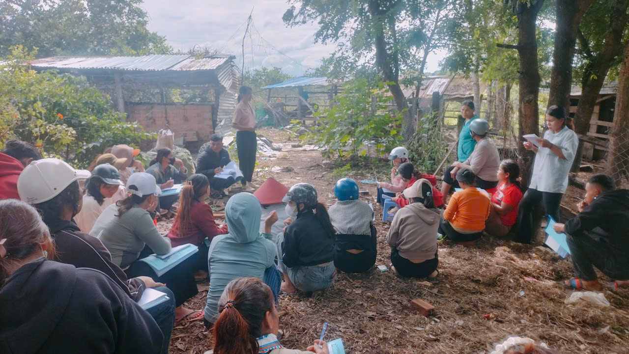 Dak Lak省ブオンドン村の少数民族は、安定した仕事を得るために畜産職業訓練に参加しています。写真:Bao Lam