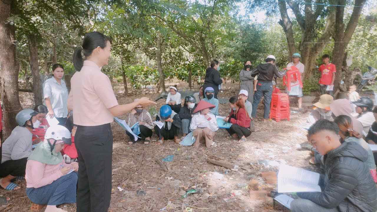 Cac hoc vien cham chu nghe giao vien huong dan ve cach thuc chan nuoi. Anh: Bao Lam