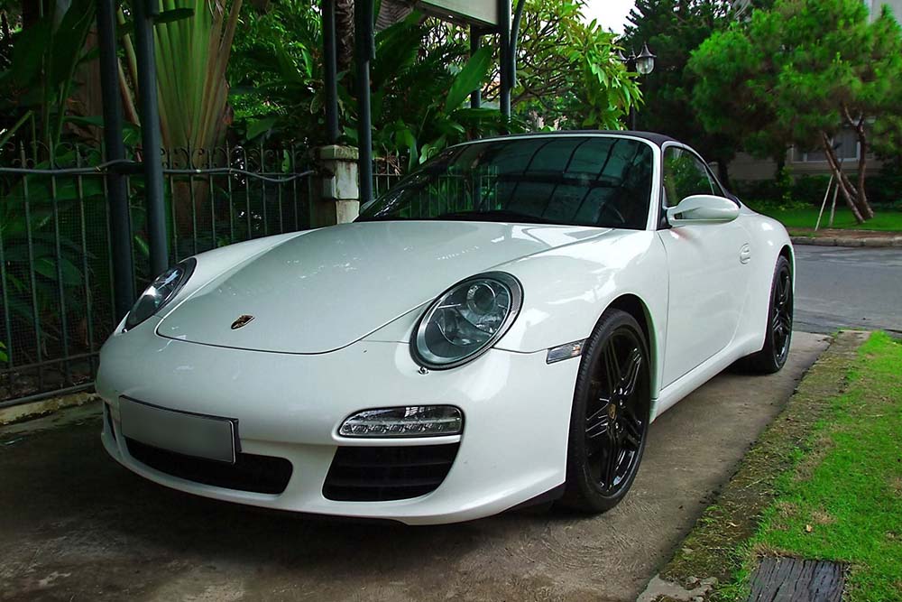 El Porsche 911 Carrera Cabriolet 997 blanco y negro aparecio en Ciudad Ho Chi Minh como uno de los modelos raros en Vietnam. Foto: Le Thanh