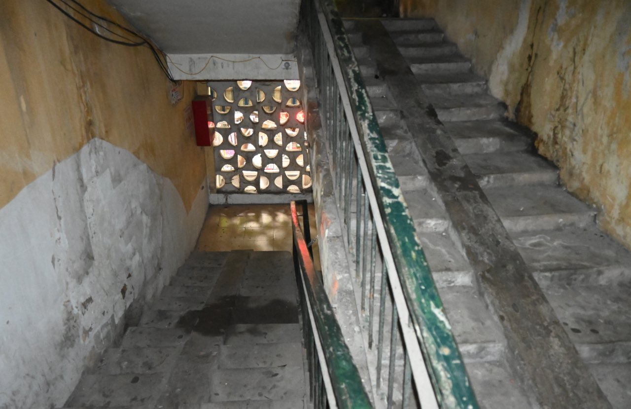 Mot khu chung cu cu tren dia ban TP Ha Noi xuong cap. Anh: Thanh Nhan