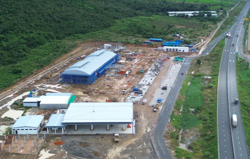 Tang toc thi cong tram dung nghi ben trai tuyen tai km205 cao toc Vinh Hao - Phan Thiet. Anh: Duy Tuan 