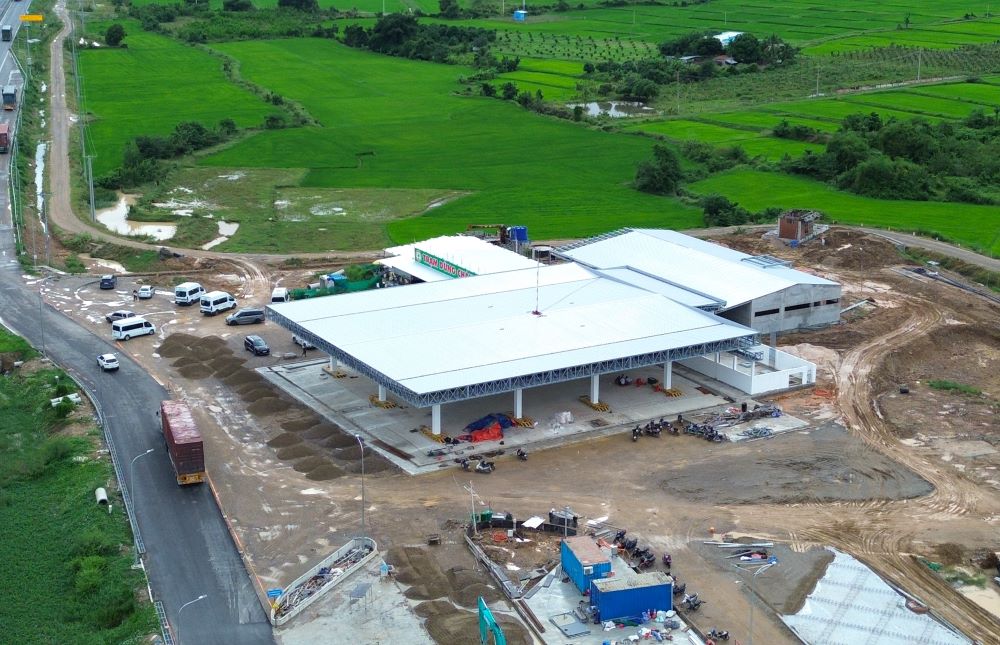 Khu vuc tram xang dang hoan thien. Anh: Duy Tuan 