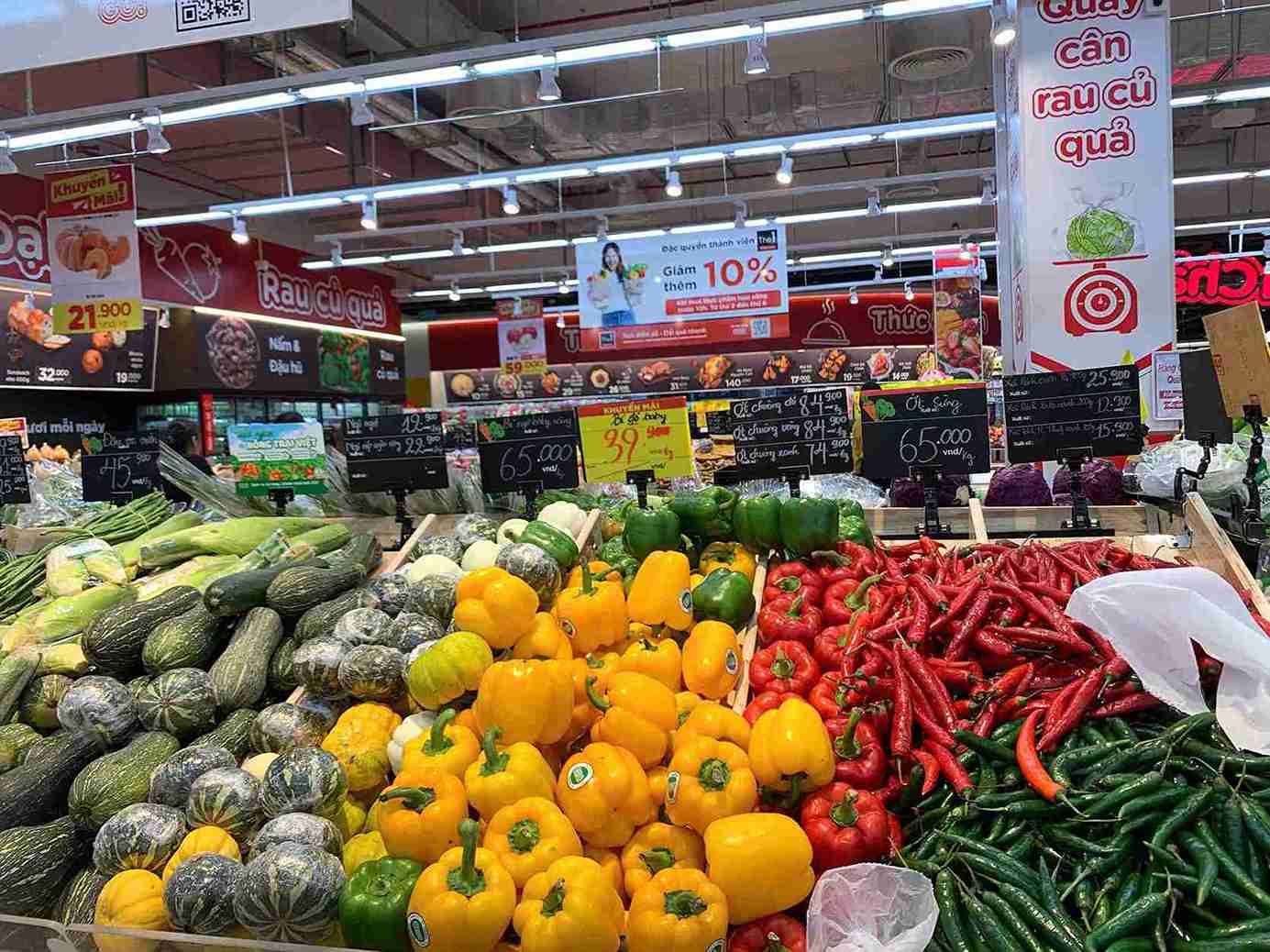 The vegetables at GO supermarket are arranged separately according to each type, convenient for buyers. Photo: Mai Huong