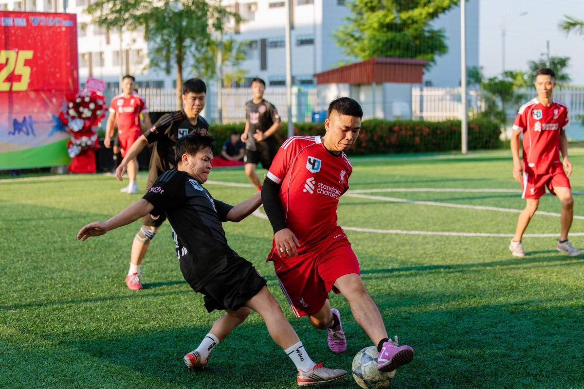 労働者は男子サッカーに出場します。写真: Viet Tiep Palace - ハイフォン
