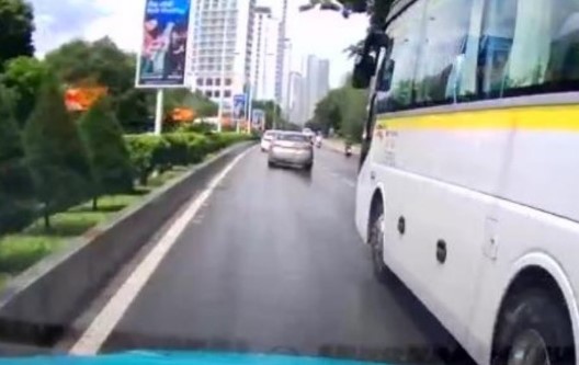 Many cars encroach on the motorbike lane on Nha Trang coast, posing a potential risk of accidents. Photo: Khanh Hoa Provincial Traffic Police Department