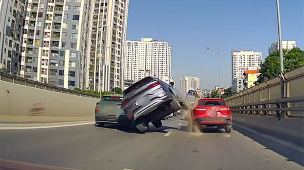 The car suddenly "pt" forward, hitting two other cars in the same direction. Photo: Cut from Clip of people's journey