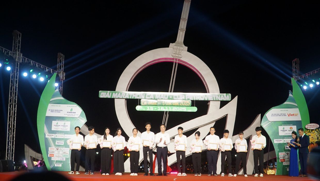 12 sinh vien duoc nhan hoc bong Thap sang niem tin. Anh: Nhat Ho