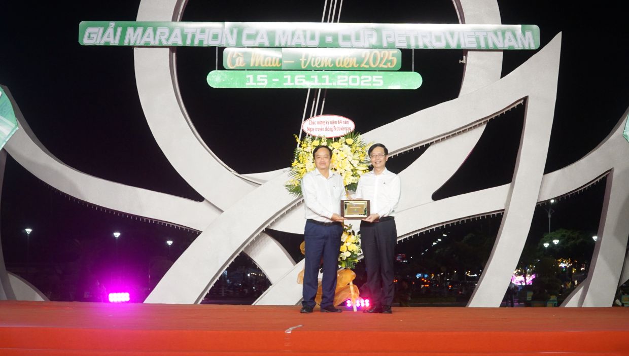 Pho Bi thu Thuong truc, Chu tich MTTQ Viet Nam tinh Ca Mau tang hoa cho ong Tran Quang Dung - Pho Bi thu Thuong truc Dang uy, Tap doan Cong nghiep - Nang luong Quoc gia Viet Nam.Anh: Nhat Ho